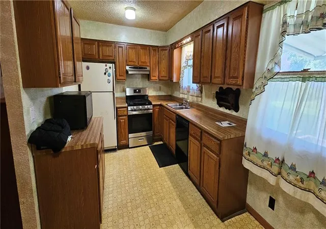 Photo 4 of Sale Pending at 708 E Orange St, Girard, KS 66743 | MLS# 2633046 | Listing updated on 2026-10-09