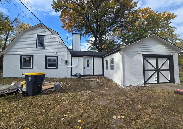 Photo 2 of Single family home for sale at 8708 N Grand Ave, Kansas City, MO 64155 | MLS# 2633048 | Listing updated on 2026-07-23