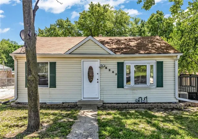 1st image of 8205 Rose St, Pleasant Valley, MO 64068 | MLS# 2633076
