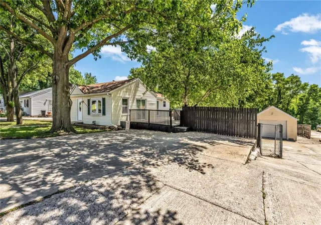 3rd image of 8205 Rose St, Pleasant Valley, MO 64068 | MLS# 2633076