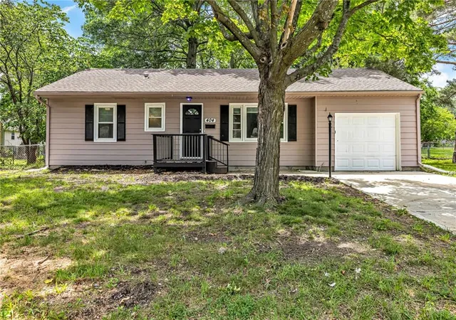 Photo 1 of Single family home for sale at 404 Ne Grand Ave, Lees Summit, MO 64063 | MLS# 2633087 | Listing updated on 2026-09-30