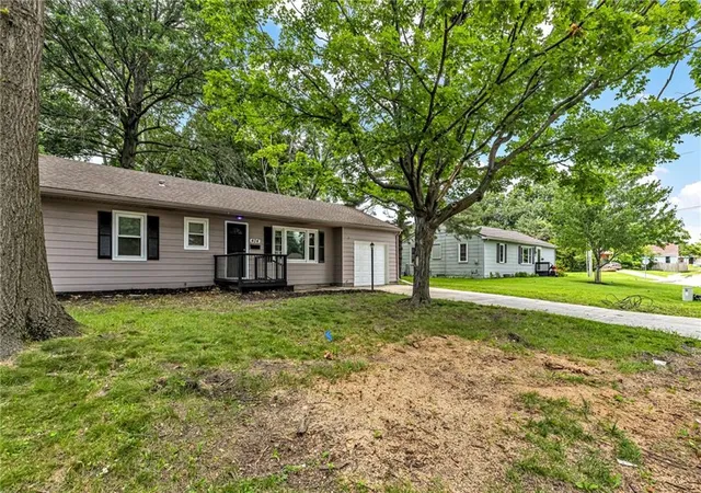 Photo 2 of Single family home for sale at 404 Ne Grand Ave, Lees Summit, MO 64063 | MLS# 2633087 | Listing updated on 2026-09-30