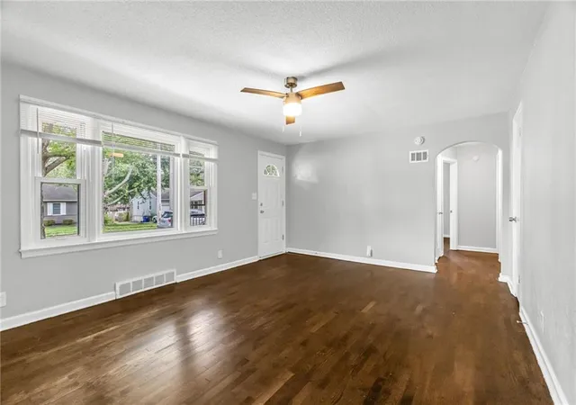 Photo 4 of Single family home for sale at 404 NE Grand Ave, Lees Summit, MO 64063 | MLS# 2633087 | Listing updated on 2026-09-30