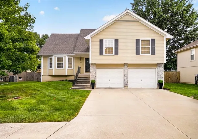 1st image of 500 Se Alger Dr, Blue Springs, MO 64014 | MLS# 2633101