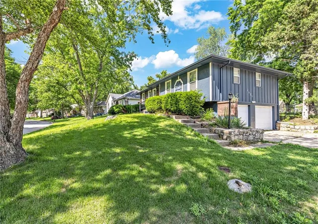 Photo 2 of Single family home for sale at 2020 Sw Morningside Dr, Blue Springs, MO 64015 | MLS# 2633104 | Listing updated on 2026-09-30