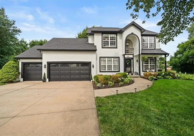 Photo 1 of Sale Pending at 2804 Se Bingham Pl, Lee's Summit, MO 64063 | MLS# 2633111 | Listing updated on 2026-08-28
