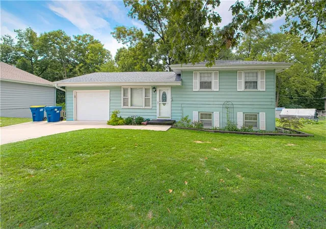 Photo 1 of Single family home for sale at 820 S Main St, Liberty, MO 64068 | MLS# 2633129 | Listing updated on 2026-10-21