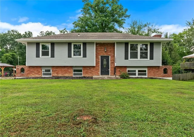Photo 1 of Single family home for sale at 1229 Michele Dr, Excelsior Springs, MO 64024 | MLS# 2633140 | Listing updated on 2026-08-25