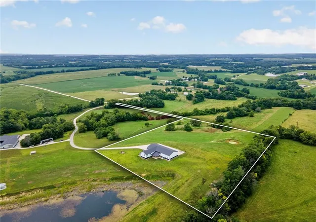 3rd image of 10782 Starr School Rd, Odessa, MO 64076 | MLS# 2633149