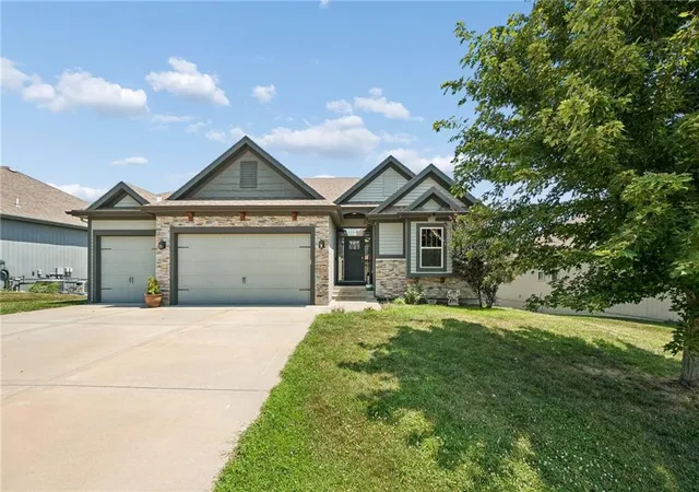 Photo 2 of Sale Pending at 10533 N Randolph Ave, Kansas City, MO 64157 | MLS# 2633151 | Listing updated on 2026-08-02