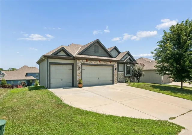 Photo 3 of Sale Pending at 10533 N Randolph Ave, Kansas City, MO 64157 | MLS# 2633151 | Listing updated on 2026-08-02