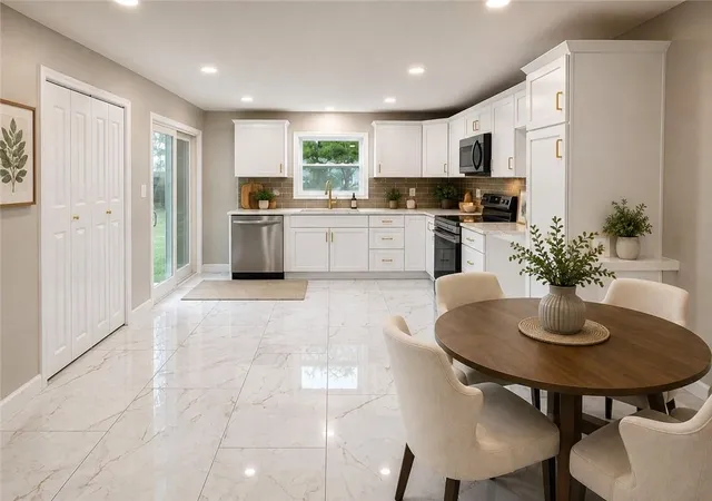 Photo 2 of Single family home for sale at 605 Ne Douglas St, Lees Summit, MO 64063 | MLS# 2633162 | Listing updated on 2026-09-05