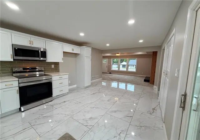 Photo 1 of Single family home for sale at 605 Ne Douglas St, Lees Summit, MO 64063 | MLS# 2633162 | Listing updated on 2026-09-05