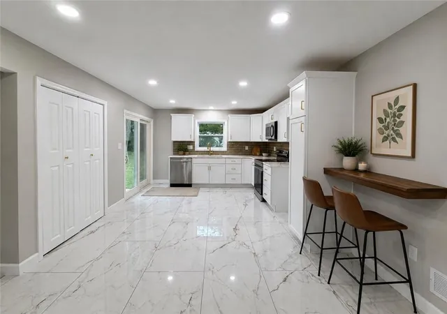 Photo 1 of Single family home for sale at 605 Ne Douglas St, Lees Summit, MO 64063 | MLS# 2633162 | Listing updated on 2026-10-08