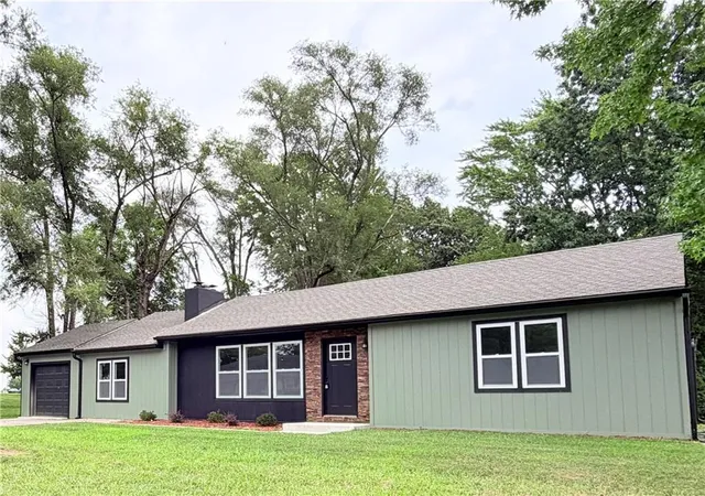 Photo 1 of Single family home for sale at 605 Ne Douglas St, Lees Summit, MO 64063 | MLS# 2633162 | Listing updated on 2026-10-16