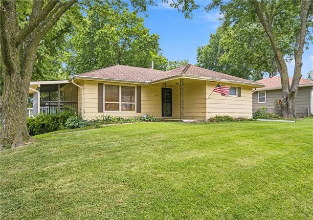 2nd image of 1403 Shawnee St, Leavenworth, KS 66048 | MLS# 2633178
