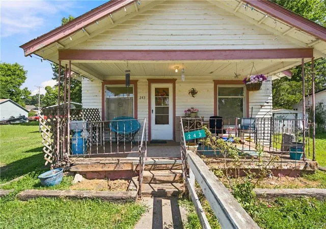 4th image of 243 E 5th Avenue, Garnett, KS 66032 | MLS# 2633181