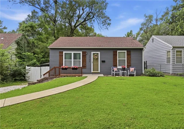 Photo 1 of Single family home for sale at 6704 Harris Ave, Raytown, MO 64133 | MLS# 2633183 | Listing updated on 2026-10-08