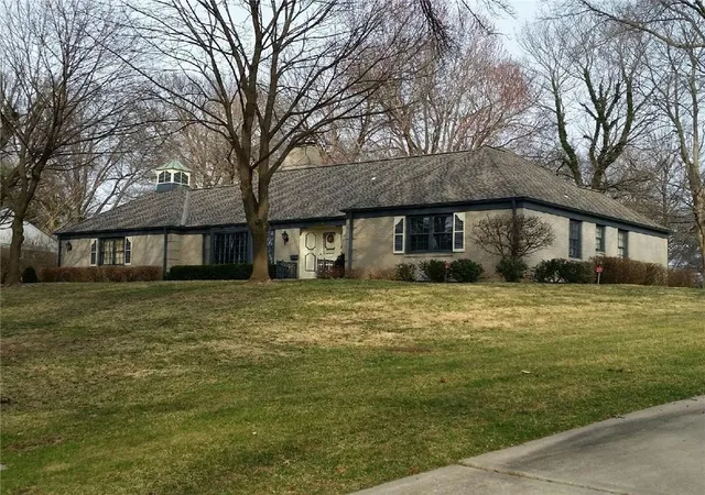 Photo 3 of Sale Pending at 9715 Sagamore Rd, Leawood, KS 66206 | MLS# 2633206 | Listing updated on 2026-09-21