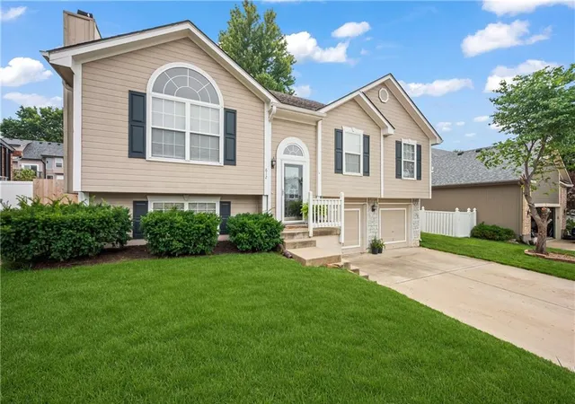 Photo 1 of Sale Pending at 612 Ne Cumberland Dr, Blue Springs, MO 64014 | MLS# 2633232 | Listing updated on 2026-07-27