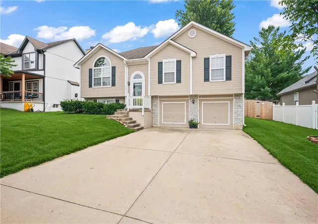 Photo 2 of Sale Pending at 612 Ne Cumberland Dr, Blue Springs, MO 64014 | MLS# 2633232 | Listing updated on 2026-07-27