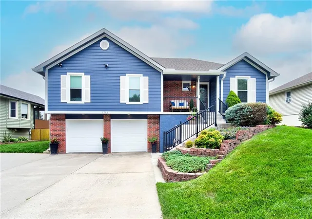 Photo 2 of Sale Pending at 1743 Ridgeview Dr, Lee's Summit, MO 64086 | MLS# 2633238 | Listing updated on 2026-07-30