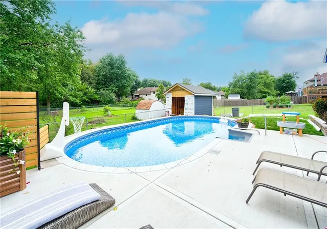 Photo 3 of Sale Pending at 1743 Ridgeview Dr, Lee's Summit, MO 64086 | MLS# 2633238 | Listing updated on 2026-07-30