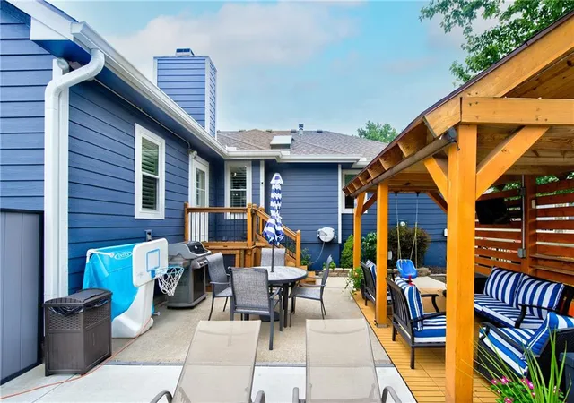 Photo 3 of Sale Pending at 1743 Ridgeview Dr, Lee's Summit, MO 64086 | MLS# 2633238 | Listing updated on 2026-07-30