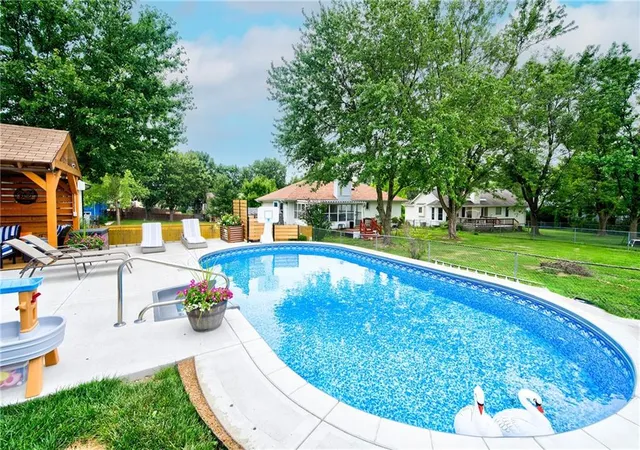 Photo 4 of Sale Pending at 1743 Ridgeview Dr, Lee's Summit, MO 64086 | MLS# 2633238 | Listing updated on 2026-07-30