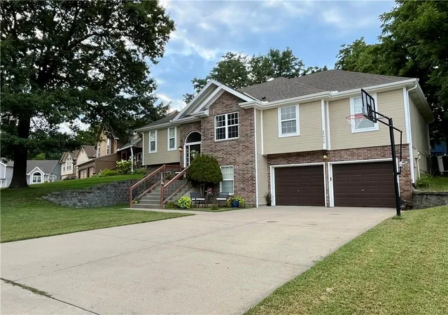 Single family home for sale at 10916 N Oxford Ave, Kansas City, MO 64157 | MLS# 2633247
