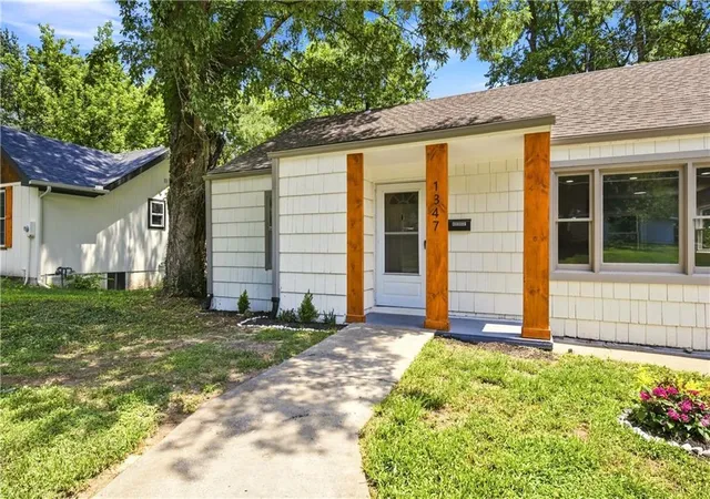 Photo 3 of Sale Pending at 1347 S Hocker Ave, Independence, MO 64055 | MLS# 2633270 | Listing updated on 2026-09-03