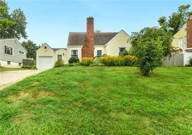 Photo 1 of Single family home for sale at 415 Ne Moreland Dr, Kansas City, MO 64118 | MLS# 2633275 | Listing updated on 2026-09-13
