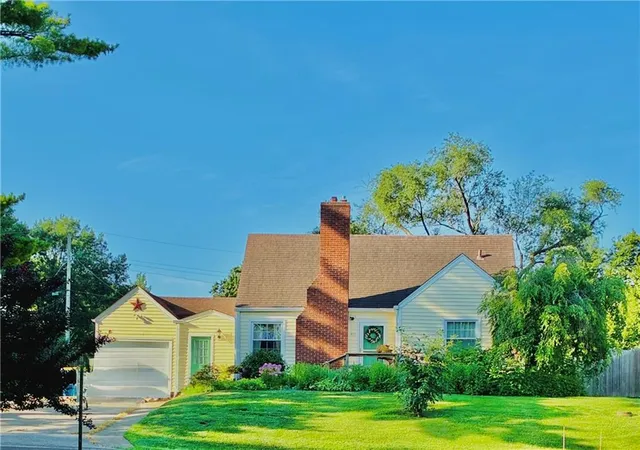 Photo 2 of Single family home for sale at 415 Ne Moreland Dr, Kansas City, MO 64118 | MLS# 2633275 | Listing updated on 2026-09-13