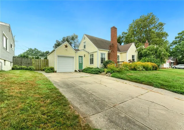 Photo 3 of Single family home for sale at 415 Ne Moreland Dr, Kansas City, MO 64118 | MLS# 2633275 | Listing updated on 2026-09-13
