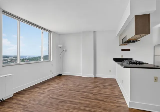 Photo 3 of Sale Pending at 600 E 8th Street #8H, Kansas City, MO 64106 | MLS# 2633294 | Listing updated on 2026-10-07