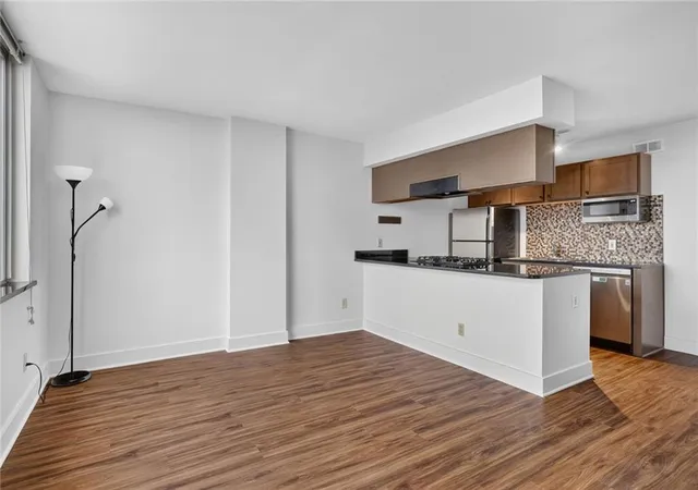 Photo 3 of Sale Pending at 600 E 8th Street #8H, Kansas City, MO 64106 | MLS# 2633294 | Listing updated on 2026-10-07