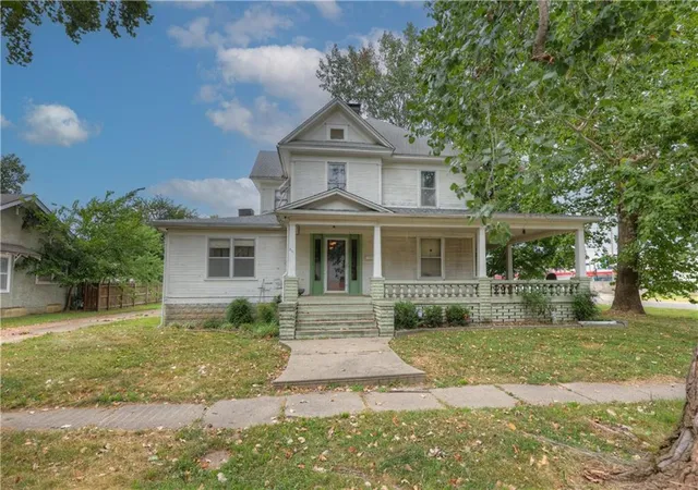 1st image of 301 W Pine St, Columbus, KS 66725 | MLS# 2633295