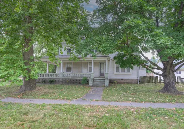 2nd image of 301 W Pine St, Columbus, KS 66725 | MLS# 2633295