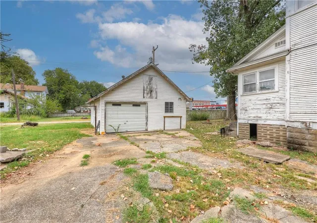 30th image of 301 W Pine St, Columbus, KS 66725 | MLS# 2633295