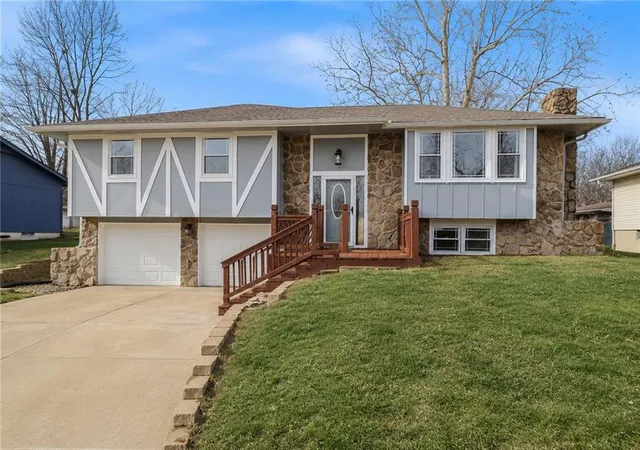 Photo 1 of Sale Pending at 519 S Ridge Dr, Olathe, KS 66061 | MLS# 2633303 | Listing updated on 2026-08-26