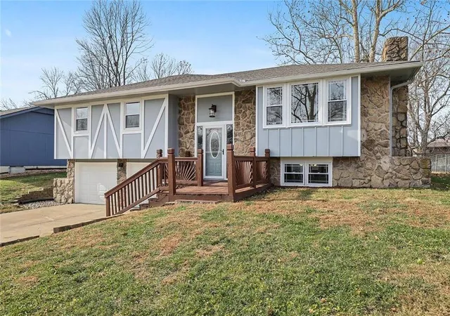 Photo 2 of Sale Pending at 519 S Ridge Dr, Olathe, KS 66061 | MLS# 2633303 | Listing updated on 2026-08-26