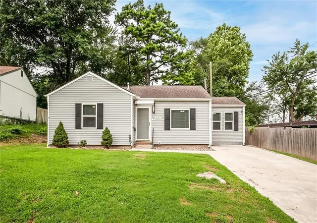 Photo 1 of Single family home for sale at 4552 N Locust St, Kansas City, MO 64116 | MLS# 2633307 | Listing updated on 2026-08-25
