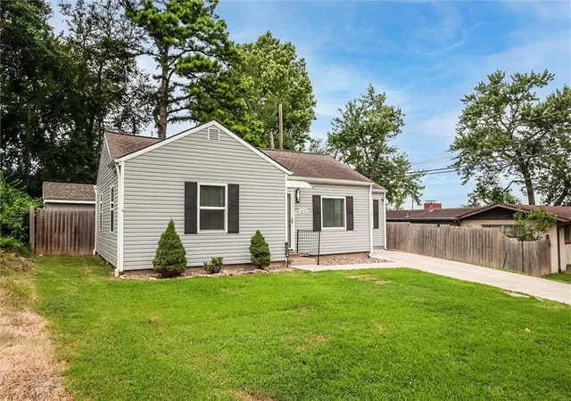 Photo 2 of Single family home for sale at 4552 N Locust St, Kansas City, MO 64116 | MLS# 2633307 | Listing updated on 2026-08-25