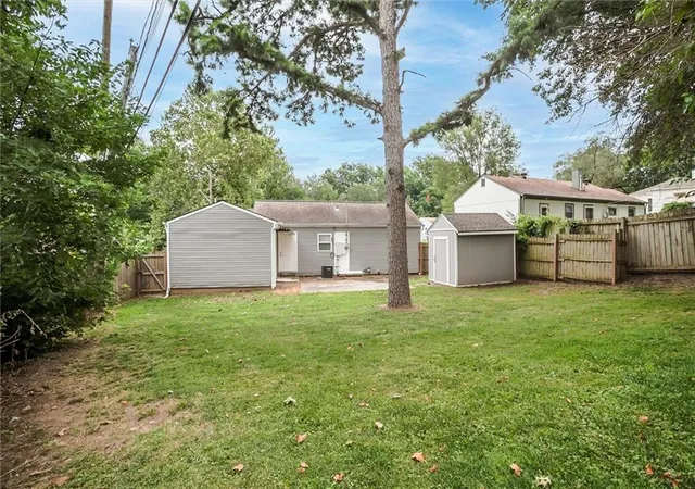 Photo 3 of Single family home for sale at 4552 N Locust St, Kansas City, MO 64116 | MLS# 2633307 | Listing updated on 2026-10-24