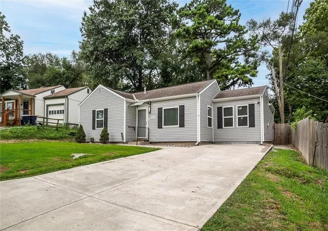 Photo 3 of Single family home for sale at 4552 N Locust St, Kansas City, MO 64116 | MLS# 2633307 | Listing updated on 2026-08-25
