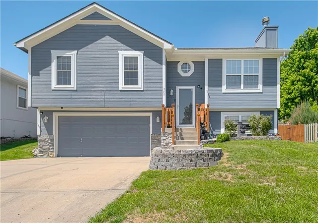 Photo 2 of Single family home for sale at 208 Hampton Dr, Smithville, MO 64089 | MLS# 2633309 | Listing updated on 2026-10-01