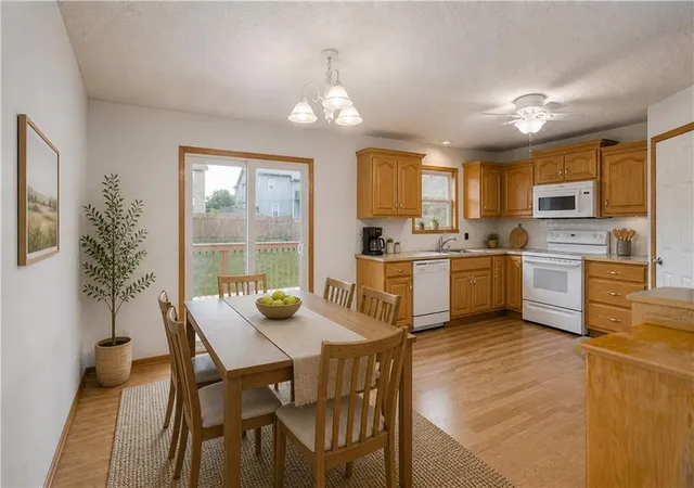 Photo 4 of Single family home for sale at 208 Hampton Dr, Smithville, MO 64089 | MLS# 2633309 | Listing updated on 2026-10-01