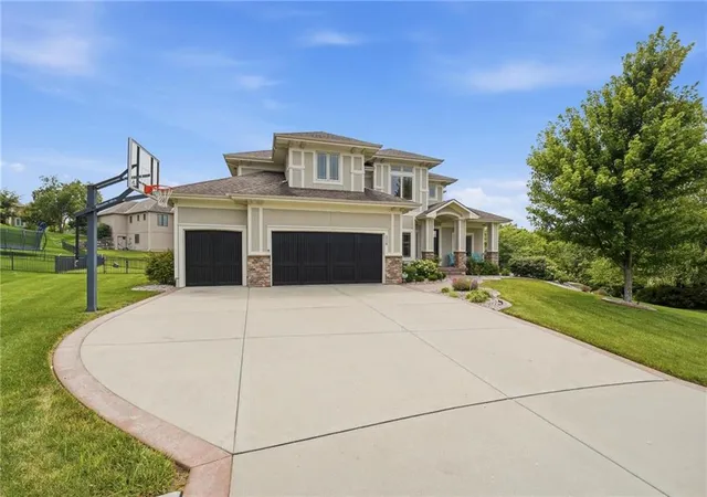 Photo 1 of Single family home for sale at 324 Nw Thoreau Cir, Lees Summit, MO 64081 | MLS# 2633311 | Listing updated on 2026-08-25