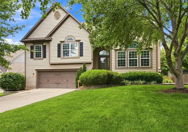 2nd image of 2340 W Trail Dr, Olathe, KS 66061 | MLS# 2633340