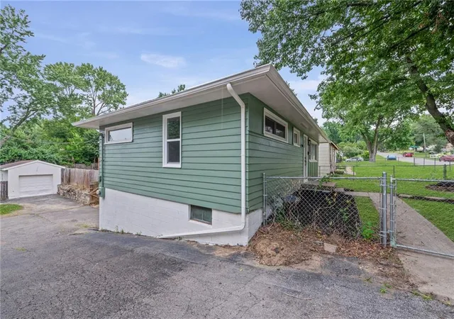 Photo 3 of Sale Pending at 4504 Wood Ave, Kansas City, KS 66102 | MLS# 2633342 | Listing updated on 2026-09-29